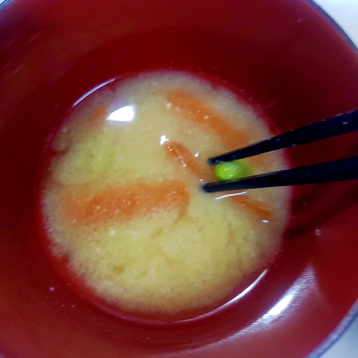 枝豆とニンジンの味噌汁